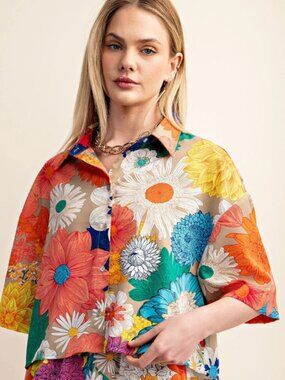 Gigio Bold Floral Crop Blouse